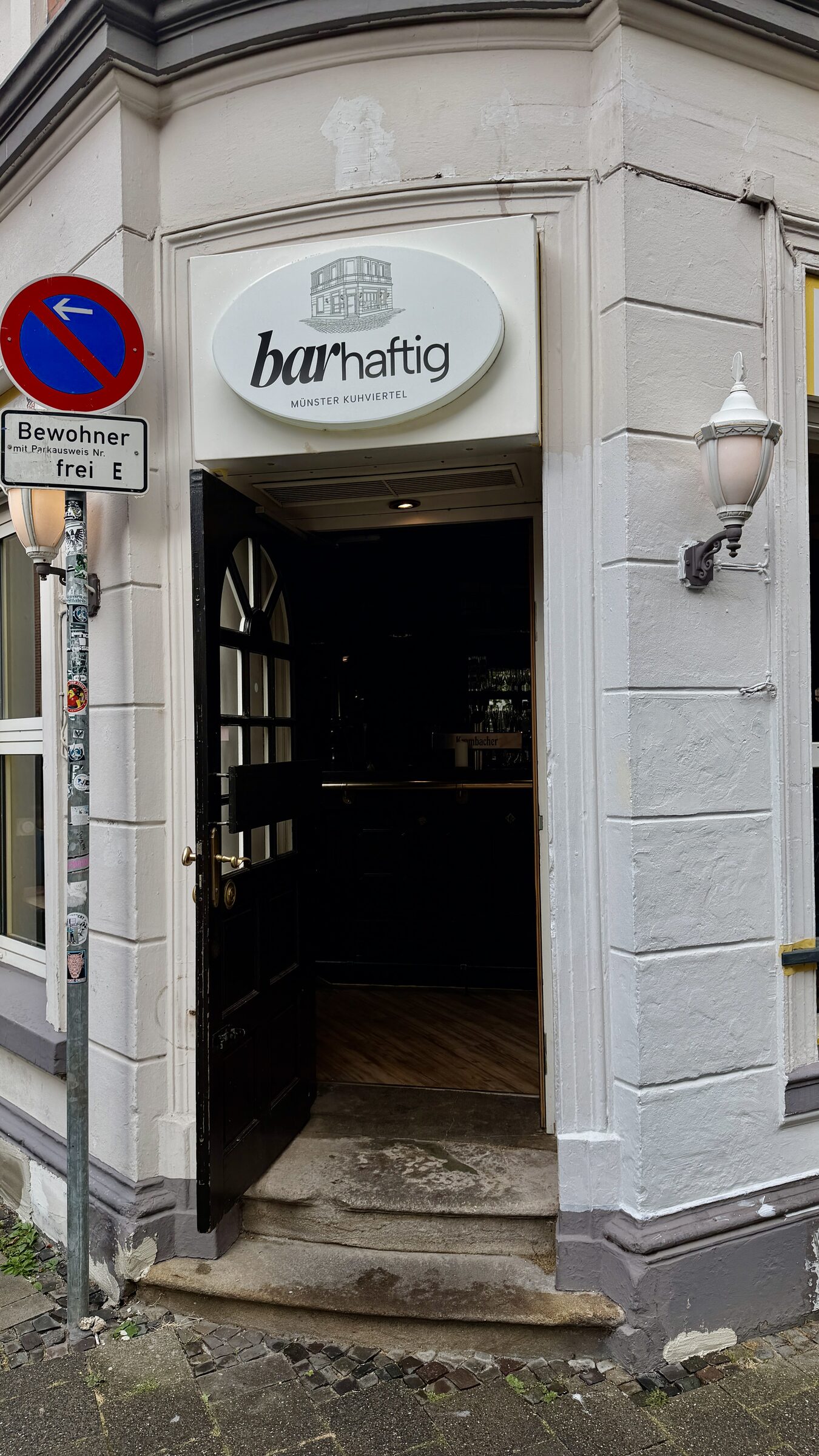Eingang von Barhaftig, abends beleuchtet