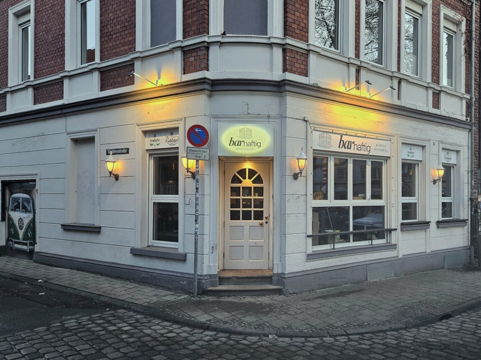 Fassade von Barhaftig am Rosenplatz bei Nacht