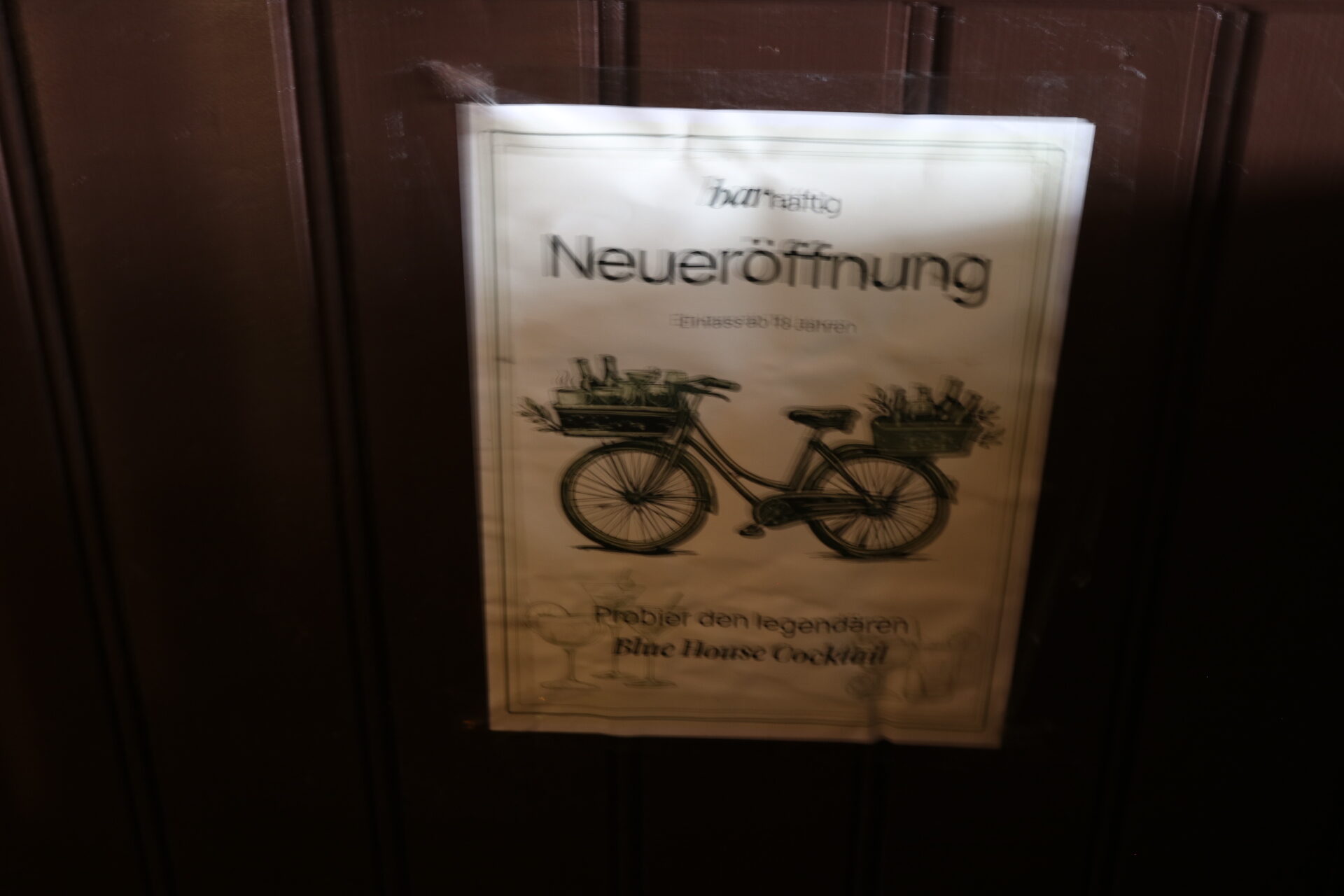 Neueröffnungs-Plakat an der Tür